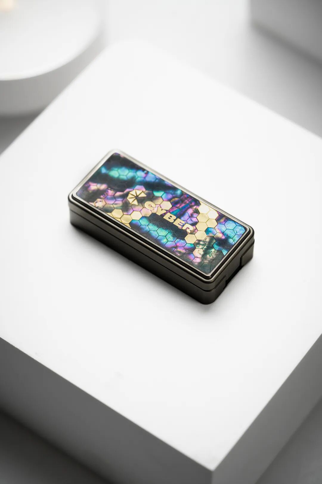 Stainless-steel Chuanliu fitted with a shell-inlay Matrix plate