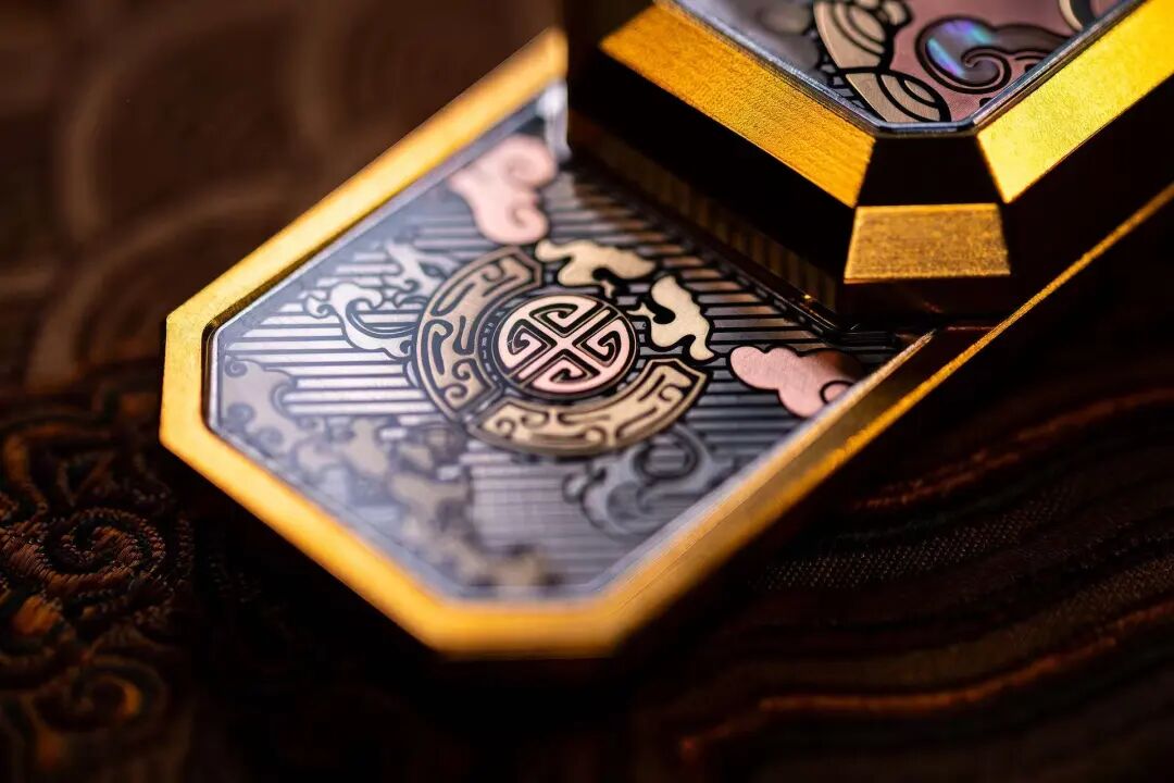 Close view of the inlay and gold-coloured frame on Zhangzhongbao Fu Lu Shou