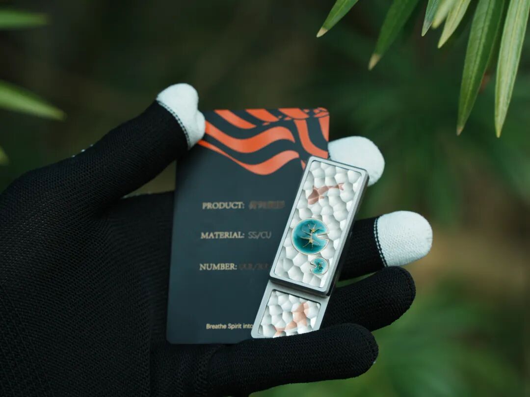 A gloved hand holds the open Hejian Liying slider, showing its large and small decorated plates