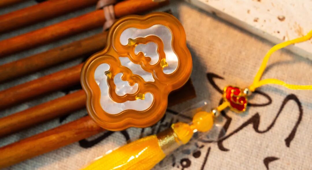 Yunxi in the PEI and white mother-of-pearl configuration