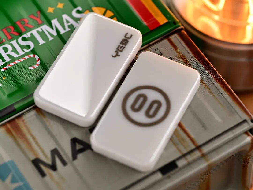 Front and back of a polished white ceramic Zhu Bizi slider