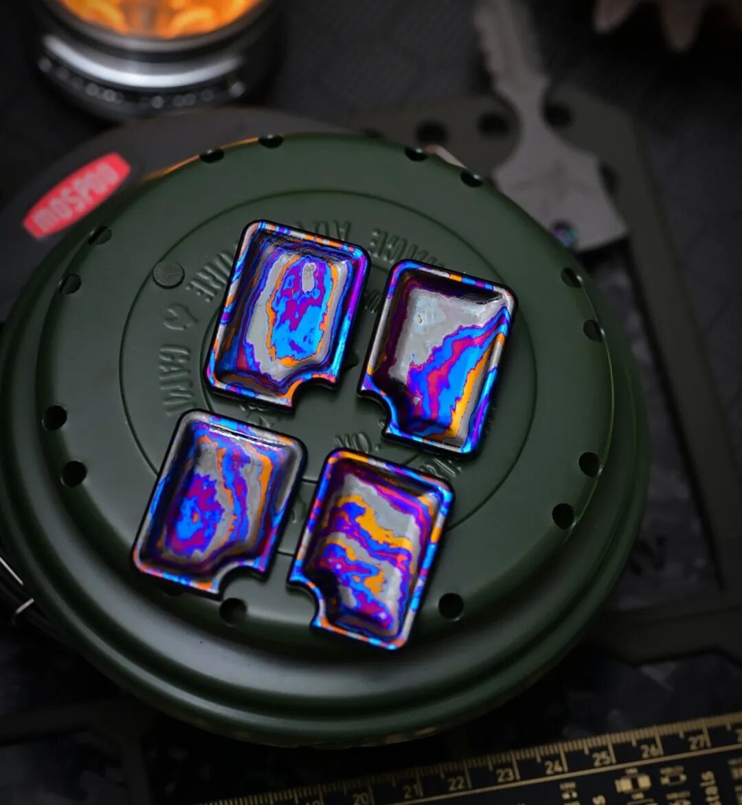 Four Zircuti plates on a green circular base, with coloured areas forming irregular outlines
