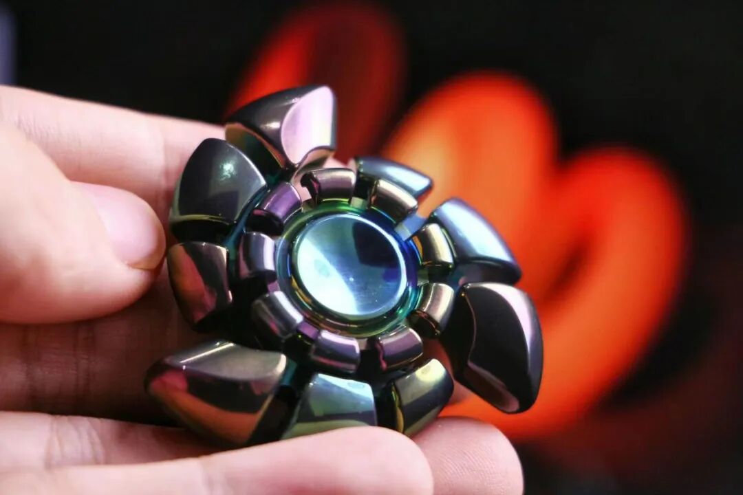 A Qijing Yingwuluo · Longji held in the hand, with blue, green and purple tones and bright reflections across its mirror-polished curves.