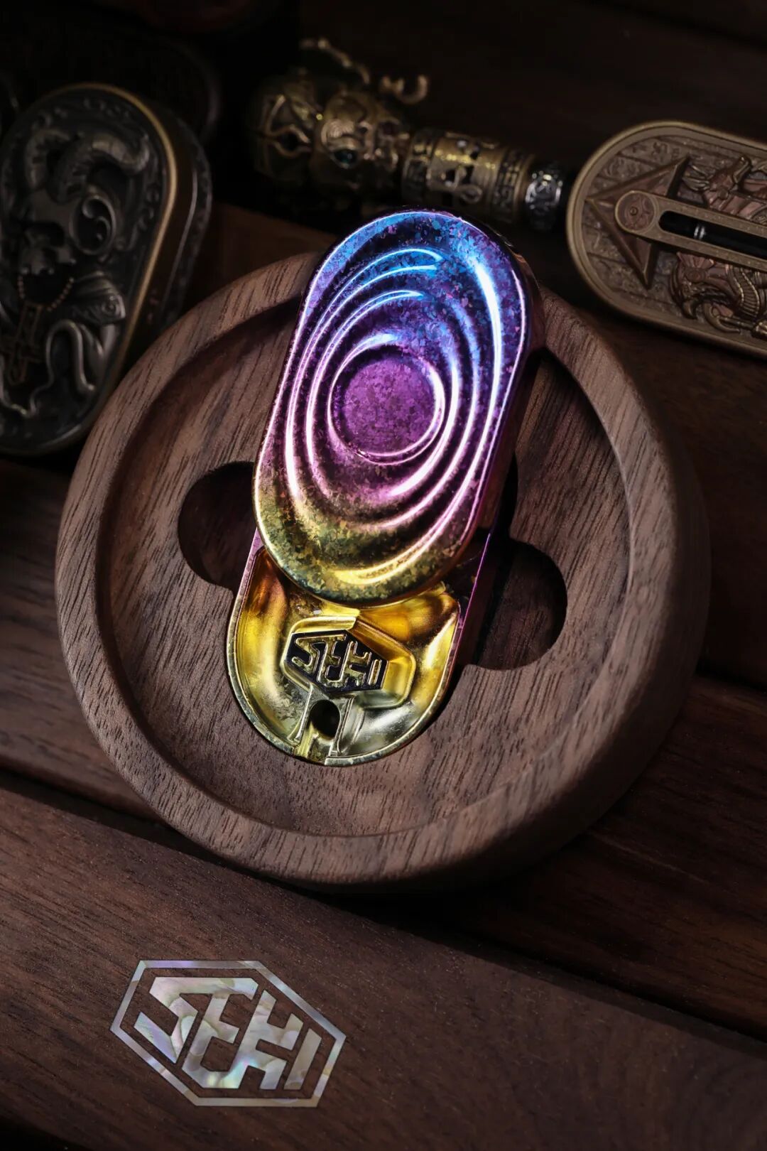 A SEKI Bo 3.0 rainbow-gradient sample with blue, purple and gold across its ridged surface.