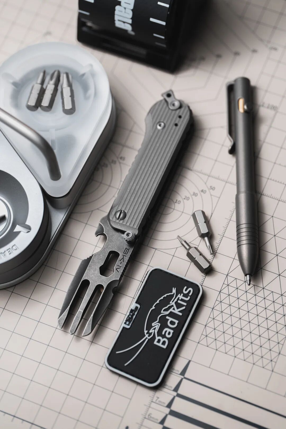 Bk4 Forks with its fork-shaped tool head and handle, beside separate display objects