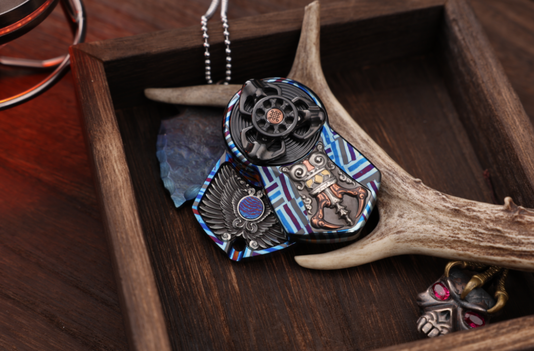 A woven-pattern Zircuti Tuojia arranged with its parts offset, revealing circular elements, a wing shape and patterned body
