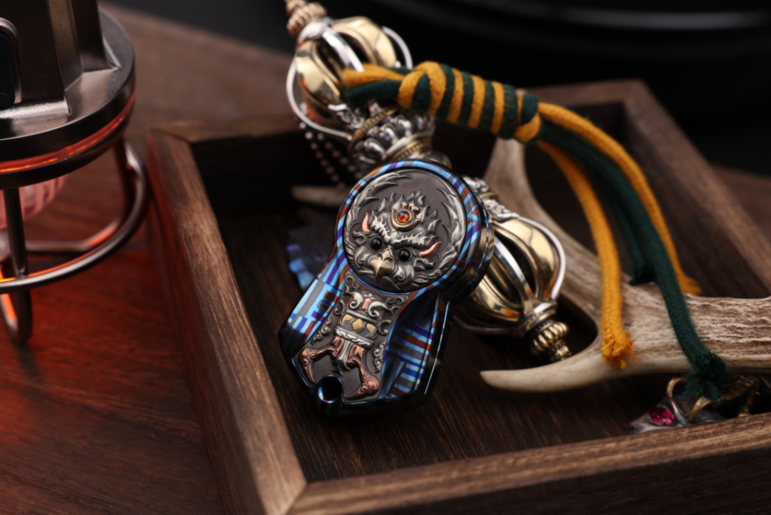 A woven-pattern Zircuti Tuojia on a wooden tray, with its colourful body surrounding sculpted plates