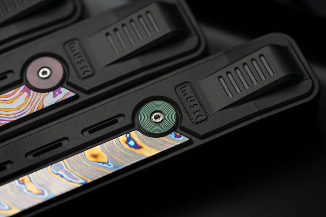 Close view of Jiezou Hezi black upper bodies, patterned inlays and circular rotors