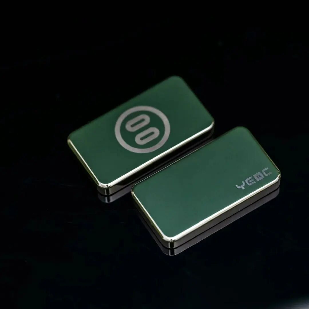 A Yuse ceramic Zhu Bizi slider with a deep green appearance