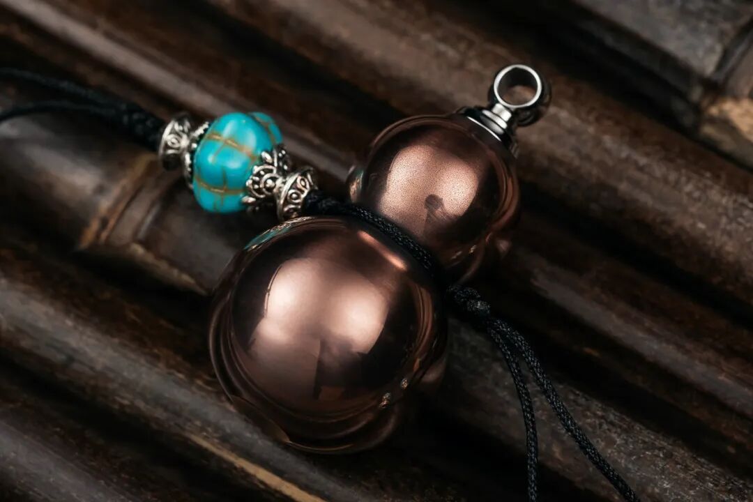 Copper gourd-shaped Jiu Xian pendant with a silver-coloured stainless-steel loop and a decorative cord